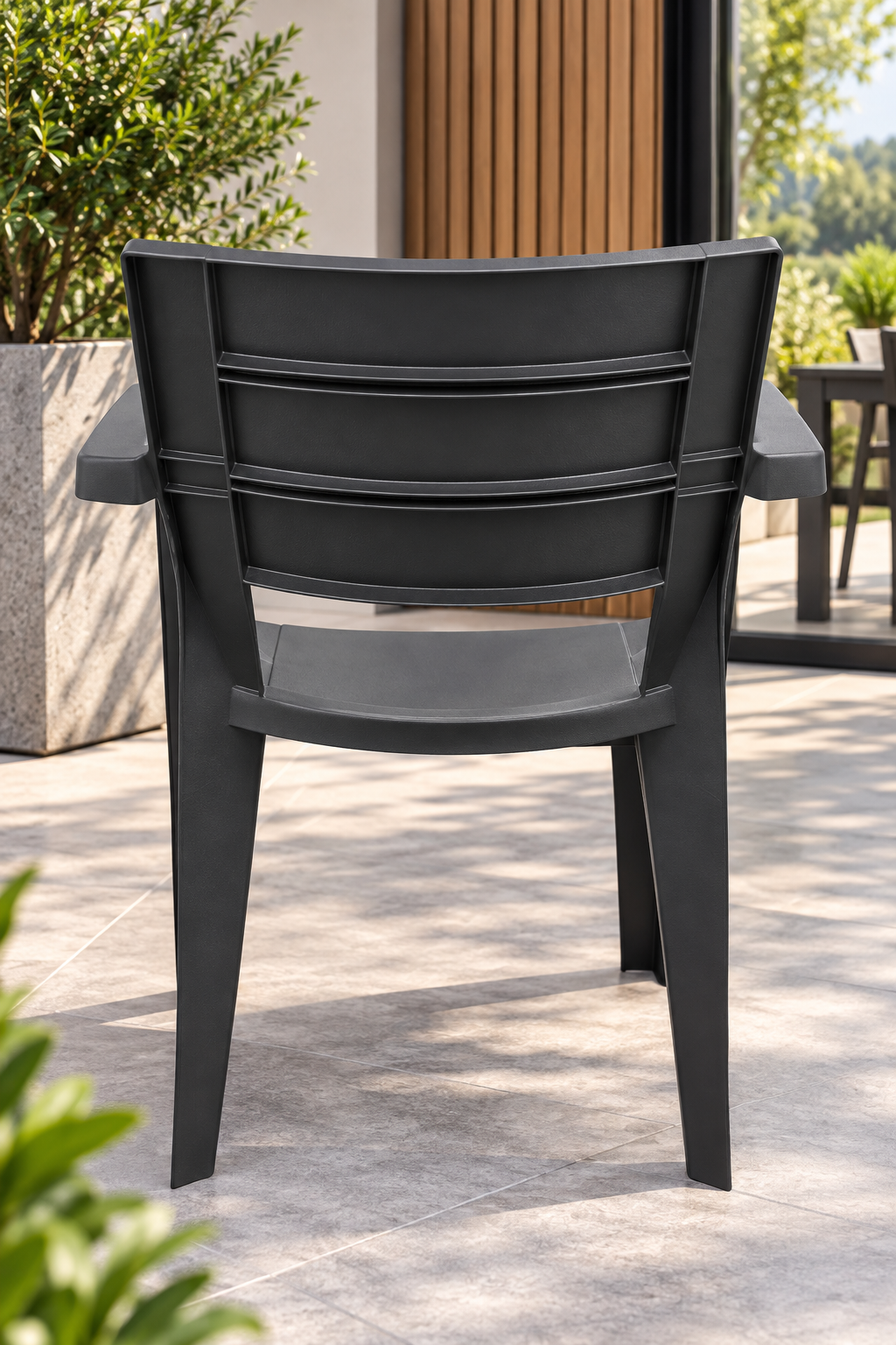 Silla Emma con posabrazos Grafito